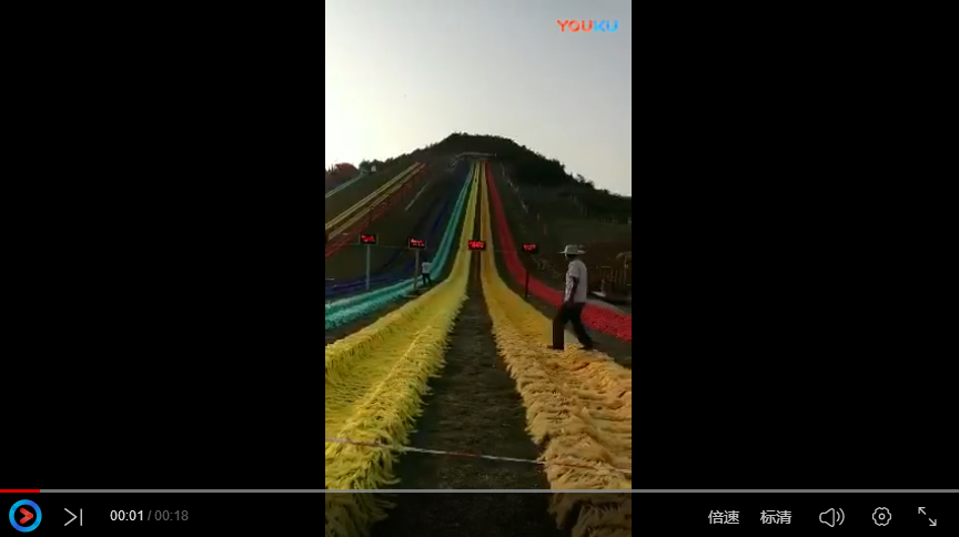 重慶沙坪壩世界首座分級式滑草場(chǎng)