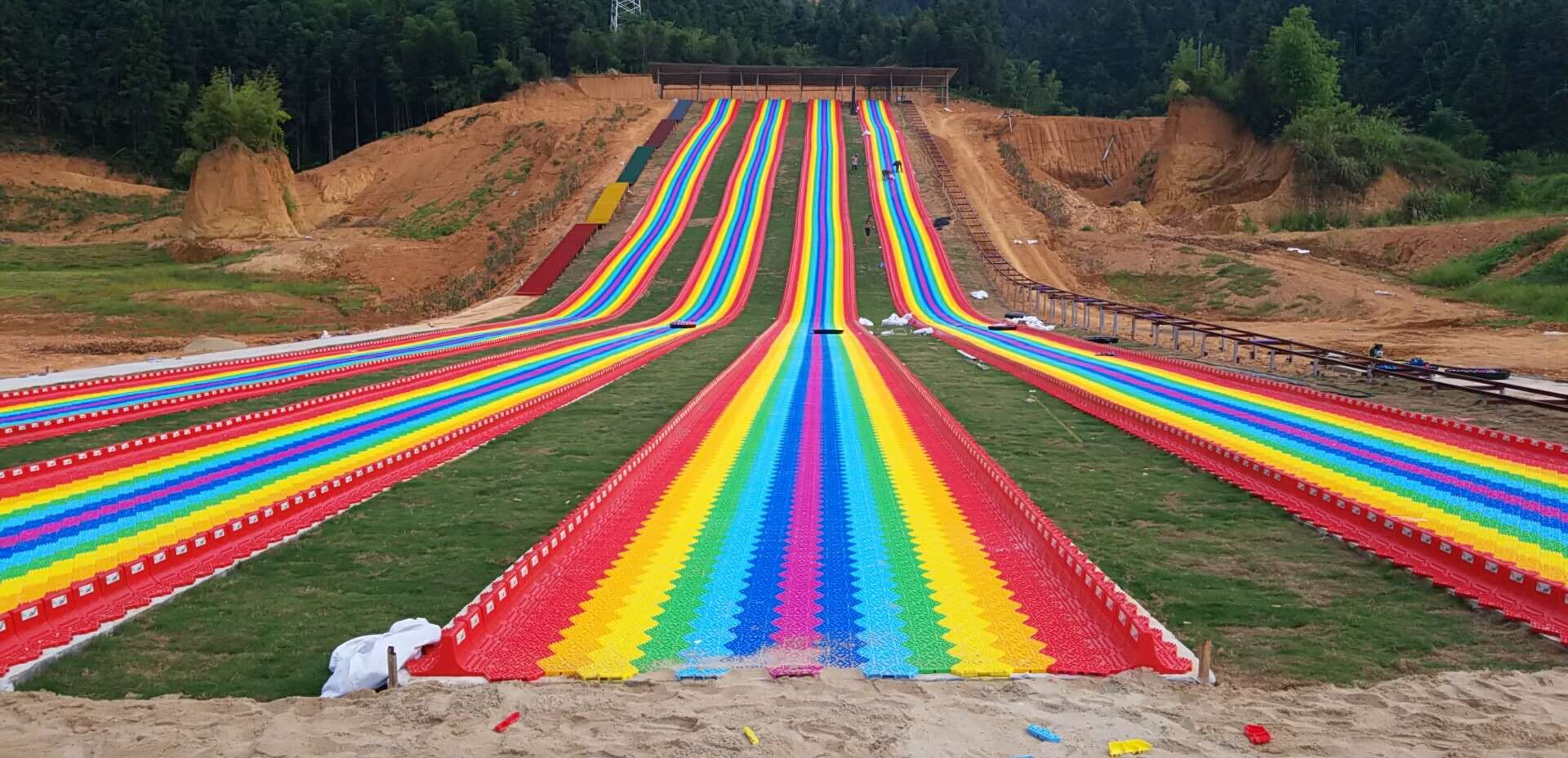 福建洋口鎮紅色旅游區七彩滑道開(kāi)滑啦